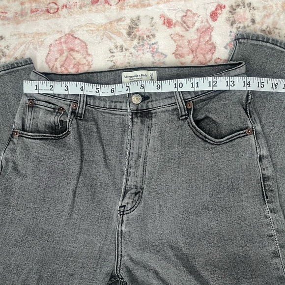 Abercrombie & Fitch Ultra High Rise Ankle Straight Jean Grey Wash Petite 8 Short - Picture 7 of 8